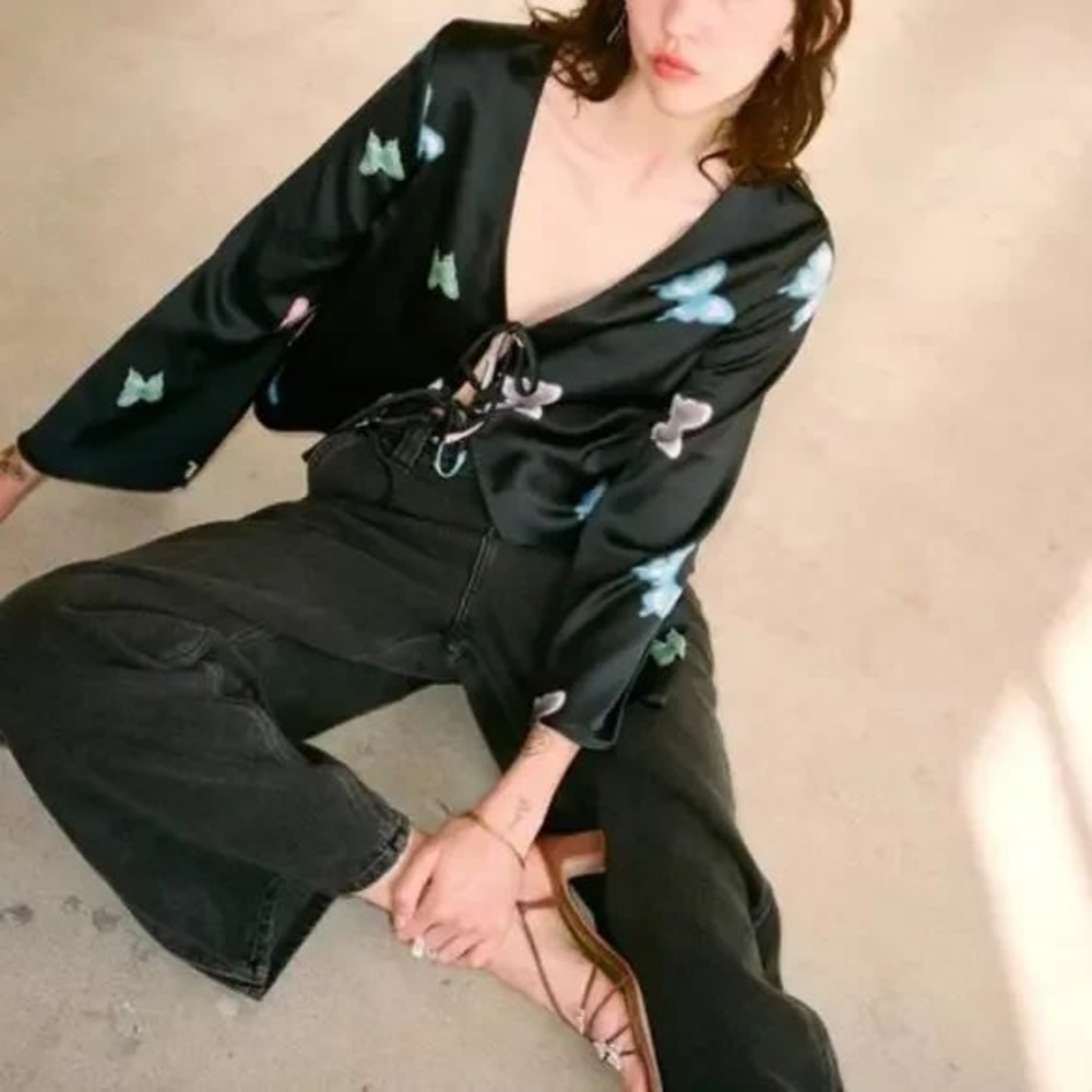 Lisa Says Gah Black Butterfly Print Satin Tie Front Bell Sleeve Crop Top Small - Picture 2 of 7